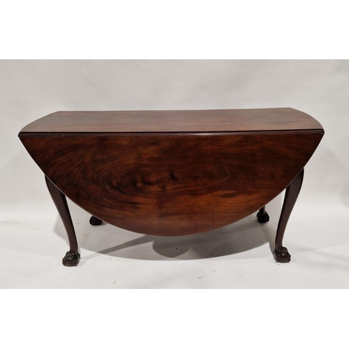 1139 - Late Georgian mahogany swingleg dining table of oval form, raised on cabriole legs with claw and bal... 