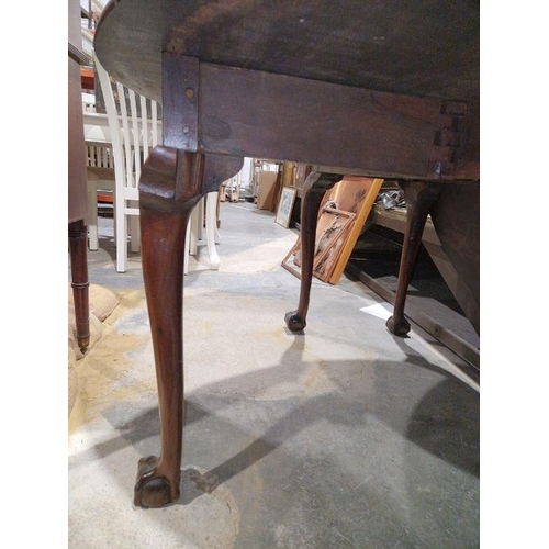 1139 - Late Georgian mahogany swingleg dining table of oval form, raised on cabriole legs with claw and bal... 