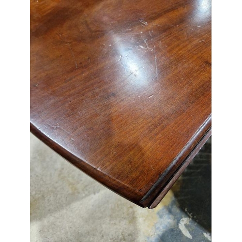 1139 - Late Georgian mahogany swingleg dining table of oval form, raised on cabriole legs with claw and bal... 