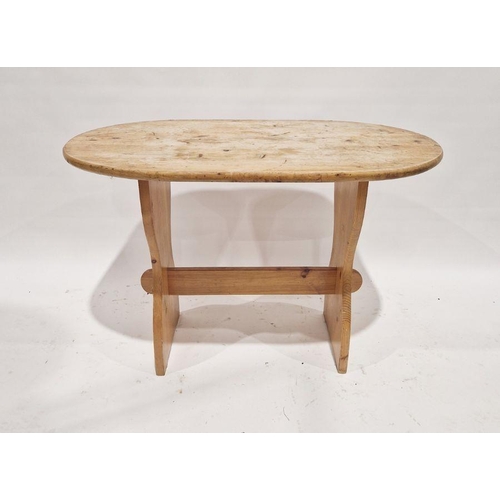 1140 - Oval pine peg-joined table, 112cm x 68cm