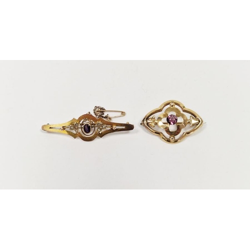 501 - 9ct gold, pearl and amethyst-coloured stone bar brooch with central oval purple stone flanked by see... 