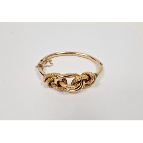 511 - Edwardian gold-coloured metal knot-pattern bangle with engraved decoration, dated 31/08/05, 14g appr... 