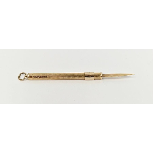 545 - 9ct gold propelling toothpick with engine-turned decoration