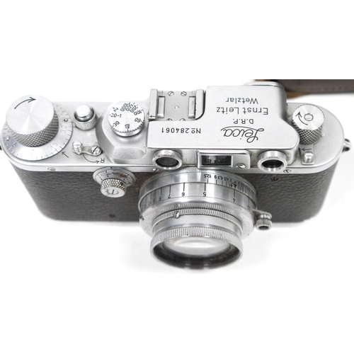 220 - A vintage Leica D.R.P Ernst Leitz Wetzlar 35mm camera, serial no. 284061 with a Wetzlar lens no. 421... 