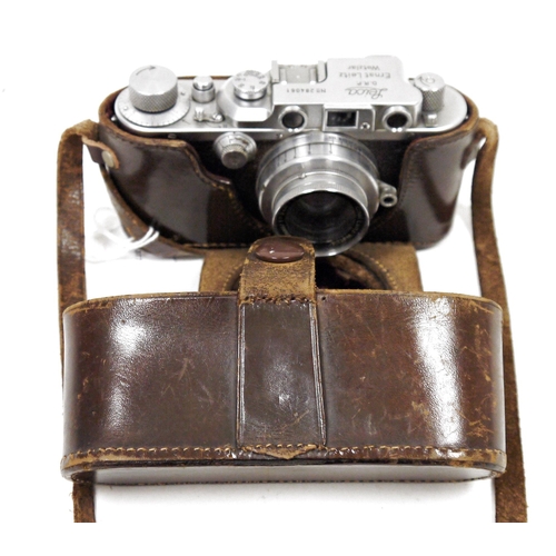 220 - A vintage Leica D.R.P Ernst Leitz Wetzlar 35mm camera, serial no. 284061 with a Wetzlar lens no. 421... 