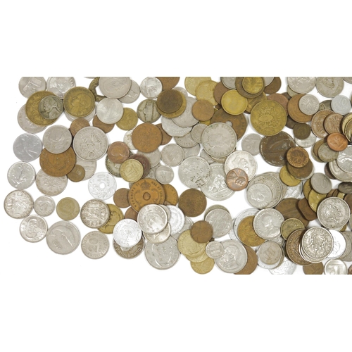 242 - Assorted loose worldwide coinage, 20th century, including Kenya, the Caribbean, Britain, Ireland, tw... 