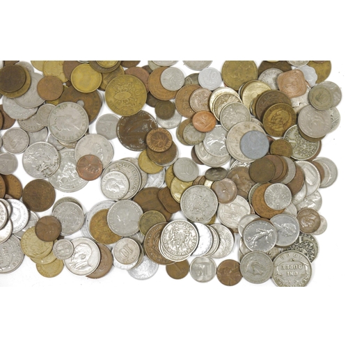 242 - Assorted loose worldwide coinage, 20th century, including Kenya, the Caribbean, Britain, Ireland, tw... 