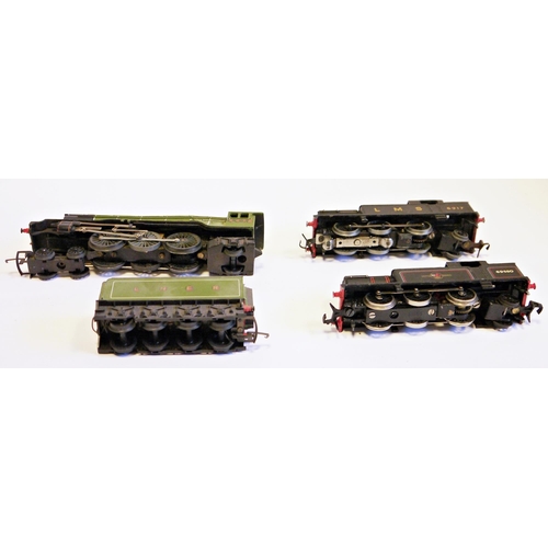 380 - Hornby-Dublo 00 gauge 2217 0-6-2 tank locomotive B.R 2-Rail boxed together with a Hornby- Dublo 00 g... 