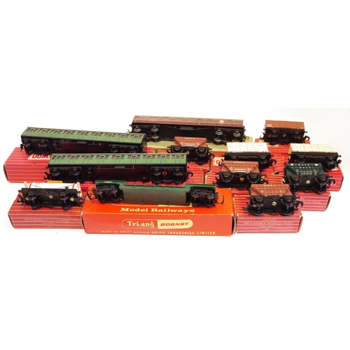 381 - Quantity of boxed Hornby 00 gauge rolling stock to include 4675 tank wagon 