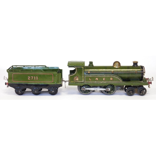 425 - Hornby O gauge, 4-4-0 Locomotive and six wheel tender, green LNER, No.2711 converted from clockwork ... 