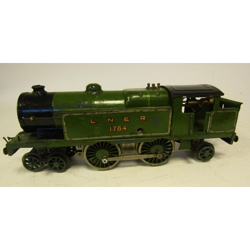 454 - Hornby 'O' gauge 4-4-2 tank clockwork locomotive LNER 1784 with green livery. Appears to have been c... 