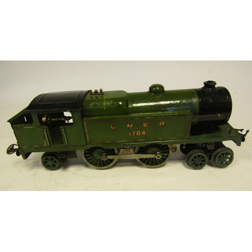 454 - Hornby 'O' gauge 4-4-2 tank clockwork locomotive LNER 1784 with green livery. Appears to have been c... 