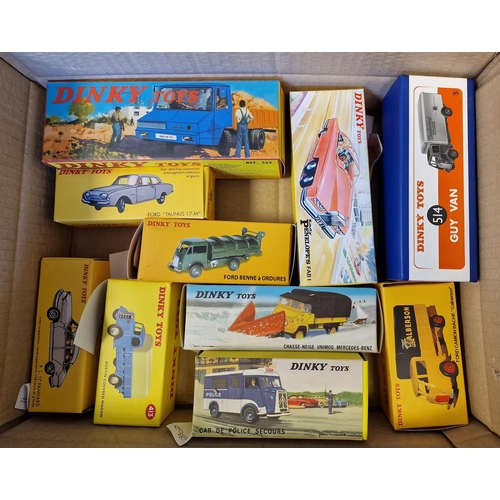 516 - Quantity of Dinky Mattel diecast model cars to include 942 Foden 14-ton tanker, 32e Fourgon incendie... 