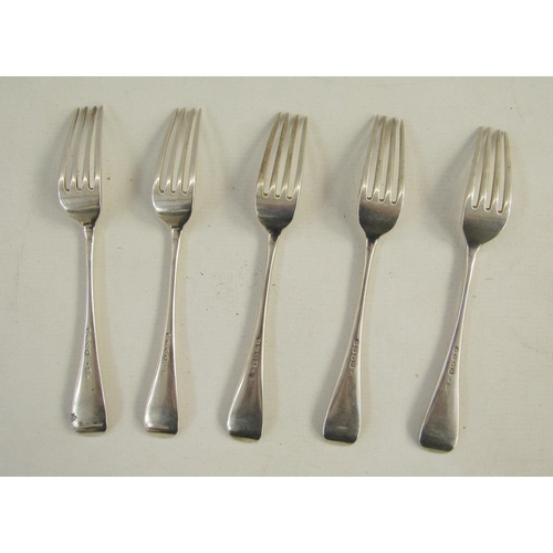 12 - Set of five Victorian silver dessert forks, old English pattern handles, hallmarked London 1886, by ... 