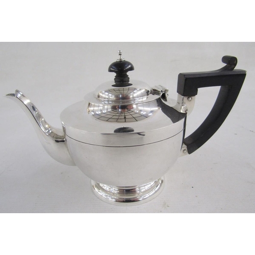 127 - George V silver part tea-service, comprising: a teapot with hinged cover, turned wood handle and fin... 