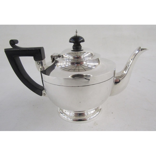 127 - George V silver part tea-service, comprising: a teapot with hinged cover, turned wood handle and fin... 