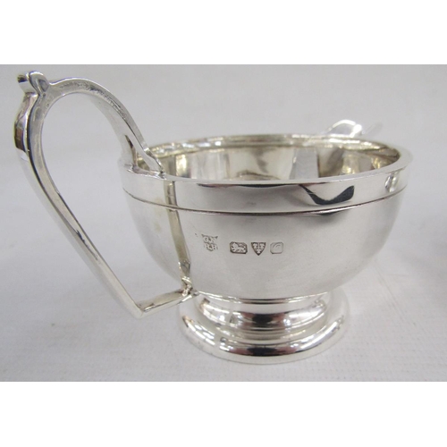 127 - George V silver part tea-service, comprising: a teapot with hinged cover, turned wood handle and fin... 