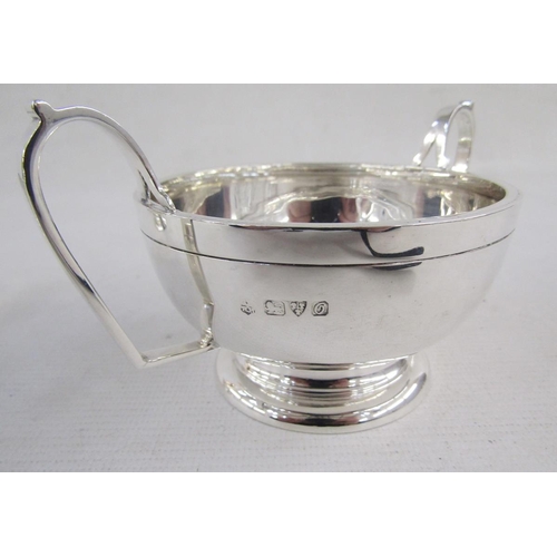 127 - George V silver part tea-service, comprising: a teapot with hinged cover, turned wood handle and fin... 