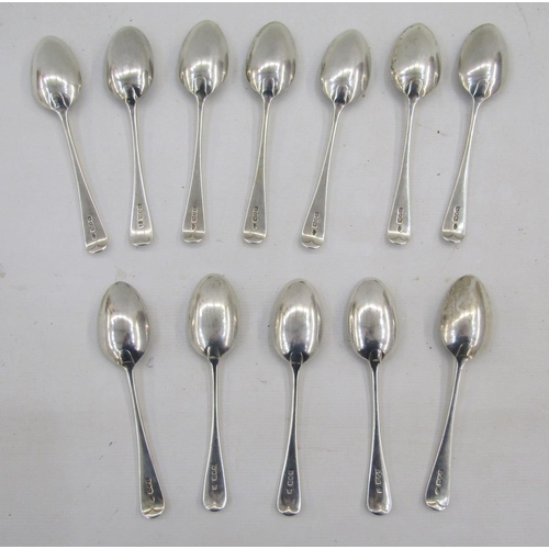 13 - Twelve matched Edwardian silver dessert spoons, old English pattern handles, hallmarked London 1901/... 