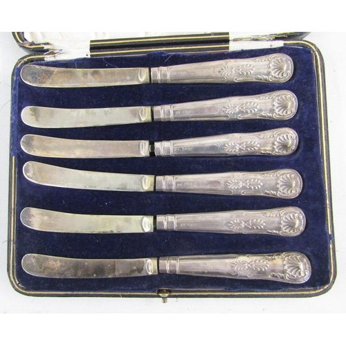 134 - Cased set of George V silver handled butter knives, hallmarked Sheffield, 1924, makers marks for Yat... 