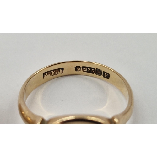 185 - 9ct gold wedding ring size L1/2  and 9ct gold signet ring size M1/2, 5.9g total approx (2)