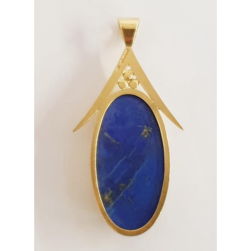 319 - 18K gold and lapis pendant set oval polished stone, 5cm, gross weight 8.5g