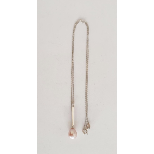 320 - 18K white gold and cultured pearl pendant, the fine gold chain necklace set single pale grey/pink pe... 