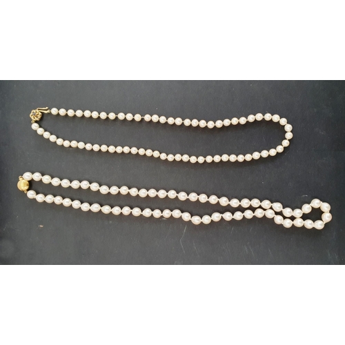 369 - Cultured pearl necklace, graduated and the sapphire set flowerhead clasp, and a cultured pearl neckl... 