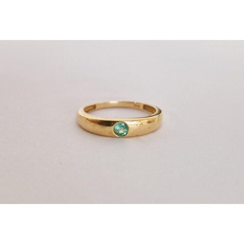 397 - 18ct gold and emerald ring size P1/2