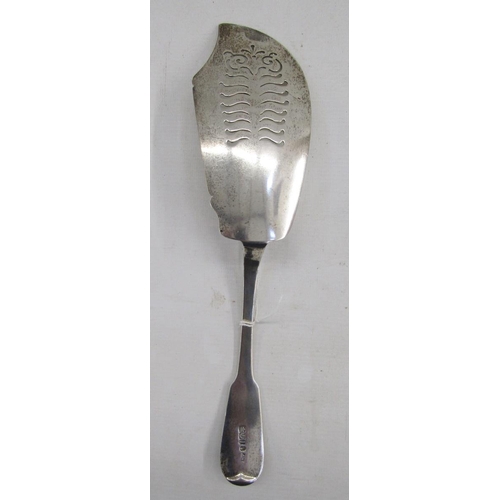 40 - George III silver fish slice, engraved thistle decoration to the blade, with fiddle pattern handle, ... 