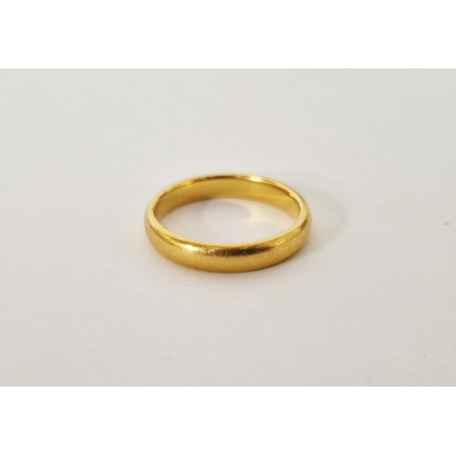 401 - 22ct gold wedding ring size O1/2, 5.5g