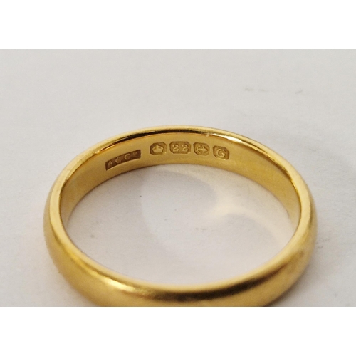 401 - 22ct gold wedding ring size O1/2, 5.5g