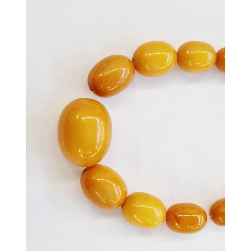 430Q - String of graduated yellow amber-coloured beads