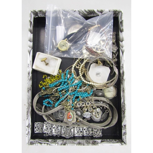 438 - Quantity of assorted costume jewellery to include necklaces, brooches, bracelets, enamel and paste b... 