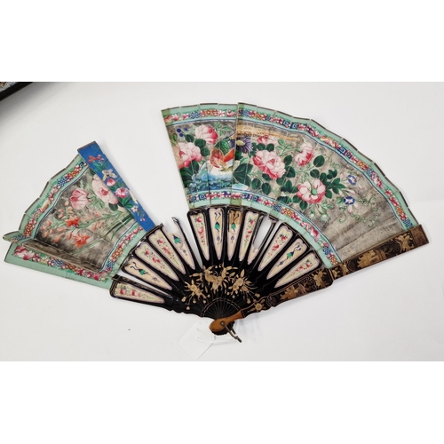 537 - 19th century Canton black lacquer and painted paper fan in lacquered box, painted with flowers, bird... 