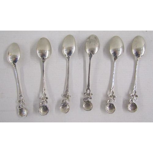 71 - George V Set of twelve shell bowled coffee spoons, hallmarked London 1927, makers marks rubbed, toge... 