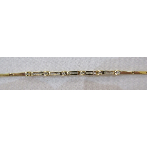 420D - 18ct gold and diamond set chain link bracelet with small baguette cut and circular cut diamonds, 5g ... 