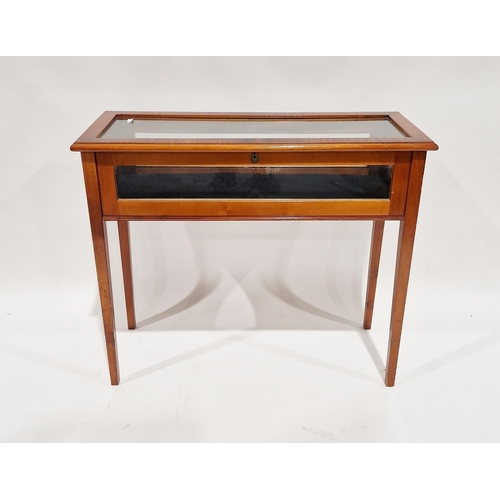 1124 - Modern veneered glazed collectors bijouterie table, the glazed lid opening to reveal a baize lined b... 