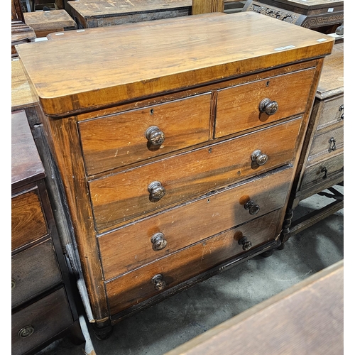 1135 - Late 19th/early 20th century mahogany veneer chest of drawers comprising two short over three long d... 
