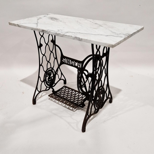 1160 - Cast iron Singer sewing machine treadle base, adapted into a side table, with a marble top, 75cm hig... 