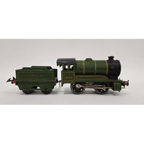 214 - Hornby clockwork O gauge type 501 LNER 1842 0-4-0T locomotive and LNER four wheel tender, green with... 