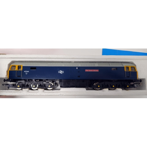 226 - Three Hornby 00 gauge boxed locomotives to include R.850 B.R Flying Scotsman and tender, R.075 B.R. ... 