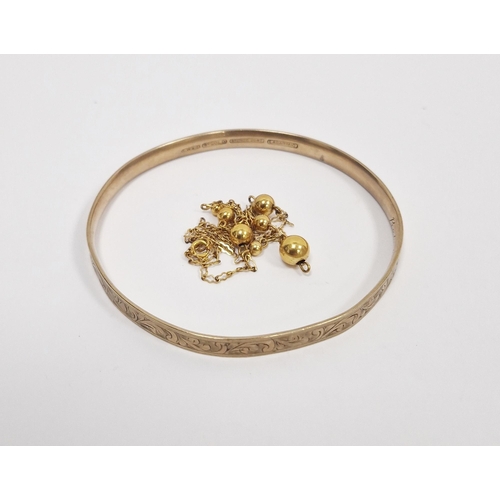 334 - Gold-plated bangle with scroll engraving and a gold-coloured metal chain and ball-pattern necklace (... 