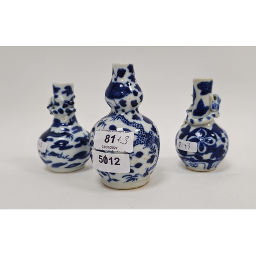 81 - Assembled garniture of three Chinese porcelain blue and white miniature vases, Qing Dynasty, compris... 