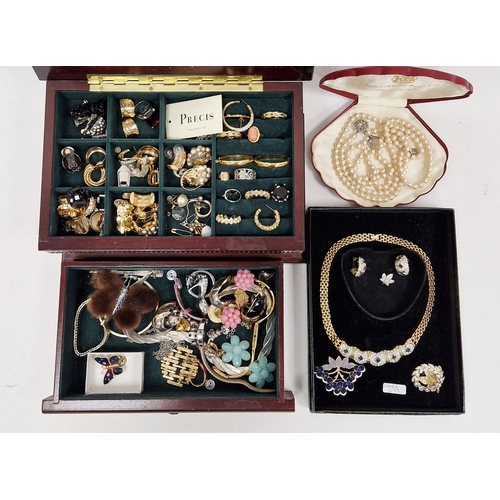 351 - Quantity costume jewellery including earrings, small 9ct gold signet ring, pearls and other items