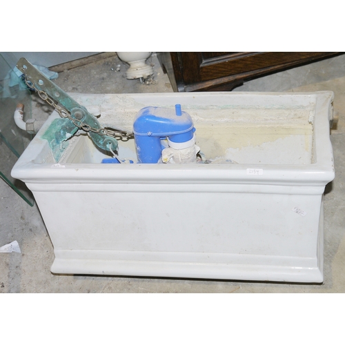 461 - White ceramic toilet cistern