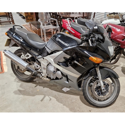 119 - Kawasaki ZZR 600 motorcycle, 1998, 599cc, registration R486 DNG. Comes with V5 and key. Currently so... 