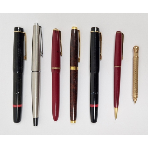 211 - Collection of vintage fountain pens, including a Parker example with 18K nib and a Hicks Patent gold... 