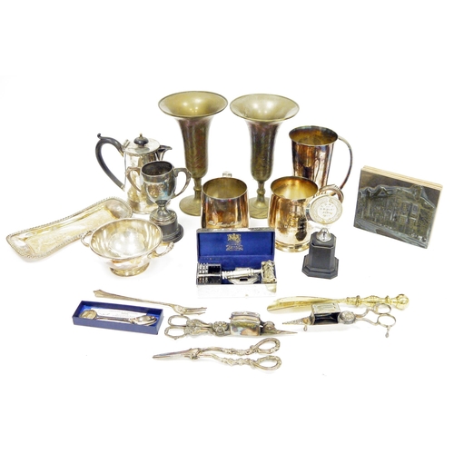 402 - Collection of metalware, including 19th century hot water pot with fruitwood handle, candle snuffers... 