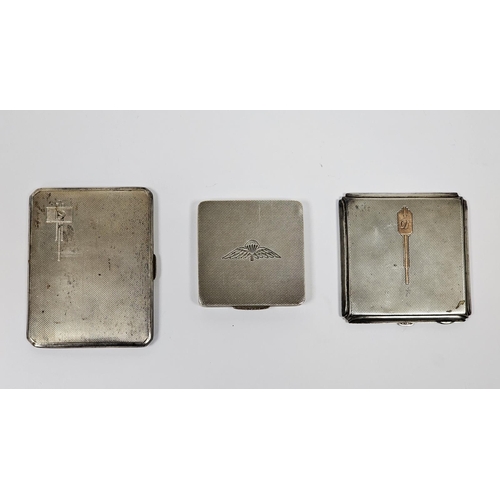 452 - Silver compact by E J Trevitt & Sons Ltd, Birmingham 1940, of engine-turned square form, the cover e... 